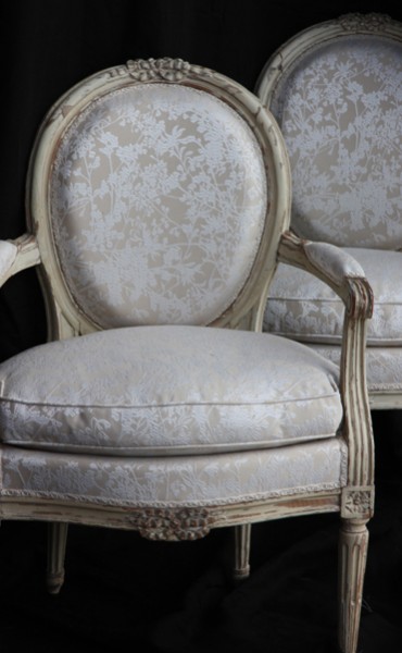 26 fauteuil Louis XVI coussins broderie